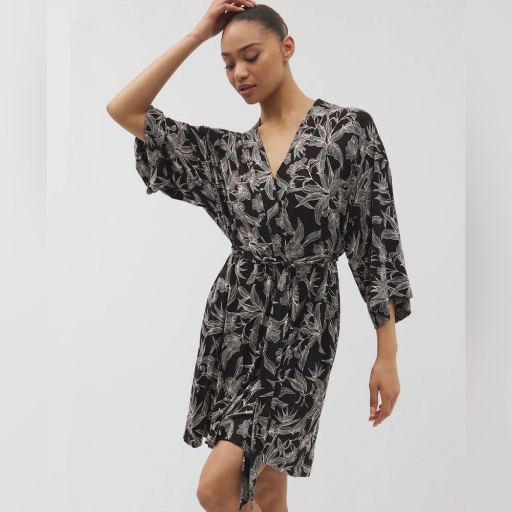 Soma Plumeria Blooms Floral Print Kimono Robe - Black size small/medium